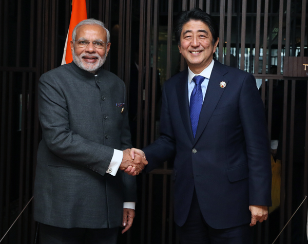 安倍总理为了出席东盟（ASEAN）相关首脑会议继续访问了马来西亚的吉隆坡。