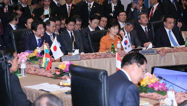 安倍总理为了出席东盟（ASEAN）相关首脑会议继续访问了马来西亚的吉隆坡。