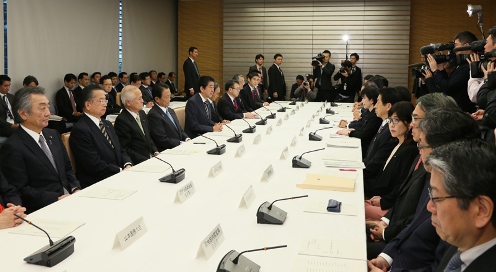 安倍总理在总理大臣官邸召开了第44次原子能灾害对策本部会议。