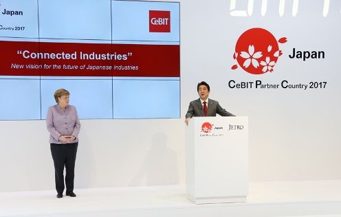 正在访问德意志联邦共和国汉诺威的安倍总理，参观了汉诺威消费电子、信息及通信博览会（CeBIT）2017的展览场。