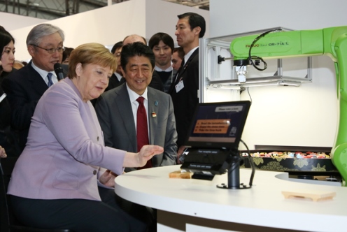 正在访问德意志联邦共和国汉诺威的安倍总理，参观了汉诺威消费电子、信息及通信博览会（CeBIT）2017的展览场。