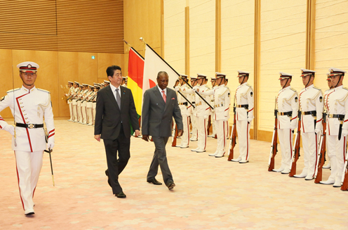 安倍总理在总理大臣官邸与几内亚共和国总统孔戴举行了首脑会谈等。