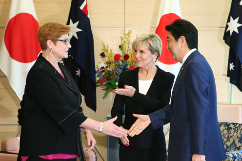 会见澳大利亚外交部长毕晓普以及澳大利亚国防部长佩恩