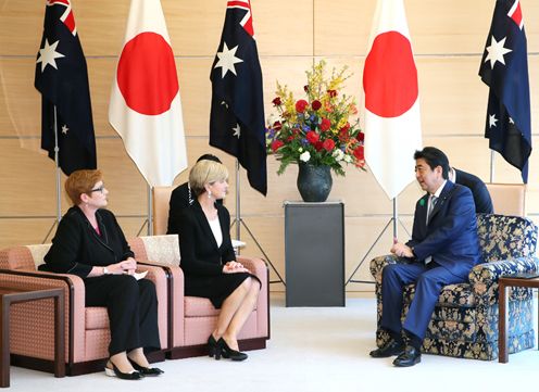 安倍总理在总理大臣官邸接受了澳大利亚联邦外交部长朱莉•毕晓普以及国防部长马利斯·佩恩的拜会。