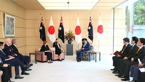 安倍总理在总理大臣官邸接受了澳大利亚联邦外交部长朱莉•毕晓普以及国防部长马利斯·佩恩的拜会。