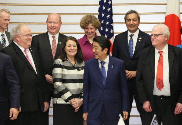 安倍总理在总理大臣官邸接受了美国议会日本研究小组一行及参加日美国会议员会议的议员一行的拜会。