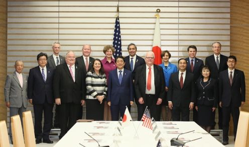 安倍总理在总理大臣官邸接受了美国议会日本研究小组一行及参加日美国会议员会议的议员一行的拜会。