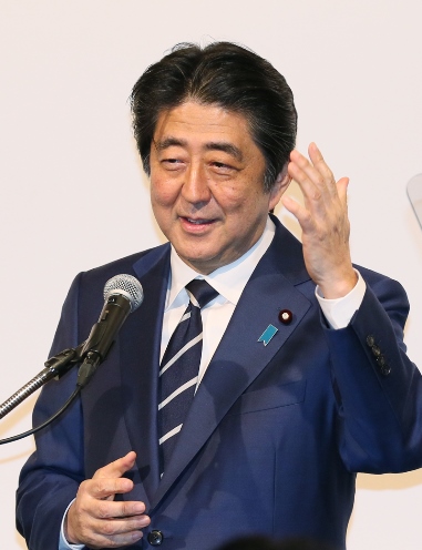 安倍总理出席了在东京都内举行的“为了女性领导者的经营战略讲座”招待会。