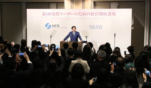 安倍总理出席了在东京都内举行的“为了女性领导者的经营战略讲座”招待会。
