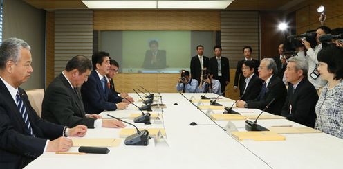 安倍总理在总理大臣官邸召开了第16次国家战略特别区域咨询会议。