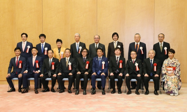 安倍总理在总理大臣官邸出席了第3届日本风险企业大奖表彰仪式。