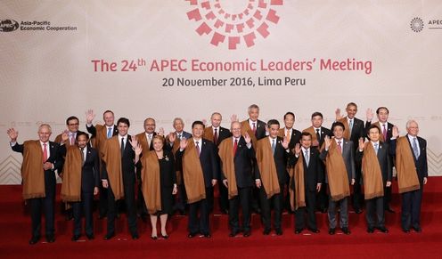 安倍总理为了出席亚太经合组织（APEC）领导人会议等访问了秘鲁共和国的利马。