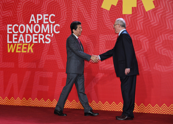 安倍总理为了出席亚太经合组织(APEC)领导人会议等访问了秘鲁共和国的利马。