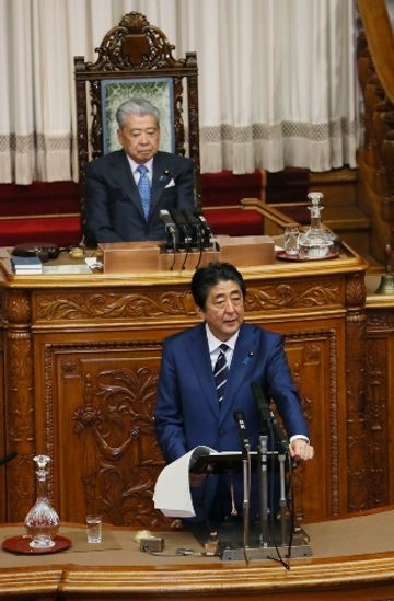 安倍总理在众议院全体会议及参议院全体会议上发表了第193届国会施政方针演说。