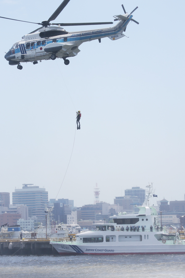 安倍総理视察了海上保安厅在东京湾的工作。