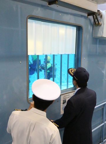 安倍総理视察了海上保安厅在东京湾的工作。