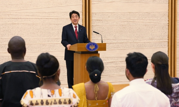 安倍总理在总理大臣官邸接受了参加“世界青年领袖之船”青年代表的拜会。
