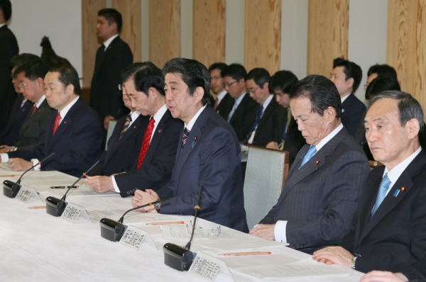 安倍总理在总理大臣官邸召开了第10次地方分权改革推进本部会议。