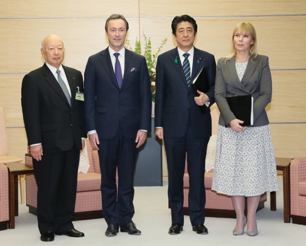 安倍总理在总理大臣官邸接受了日本・欧盟商业圆桌会议（BRT）的日方联合议长佃和夫、欧盟方代理联合议长法布里斯・布雷叶等的拜会。
