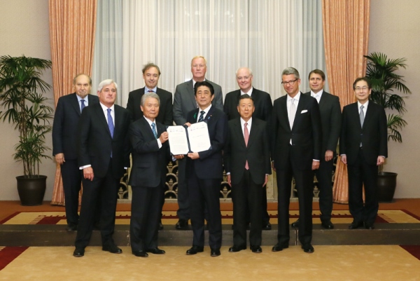 安倍总理在总理大臣公邸接受了G7相关国家经济团体代表递交的提议书。
