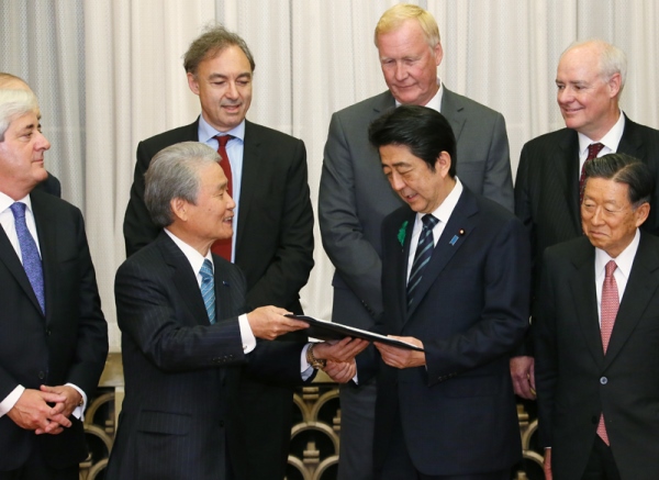 安倍总理在总理大臣公邸接受了G7相关国家经济团体代表递交的提议书。