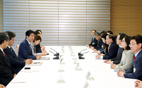 安倍总理在总理大臣官邸接受了日韩、韩日议员联盟一行的拜会。