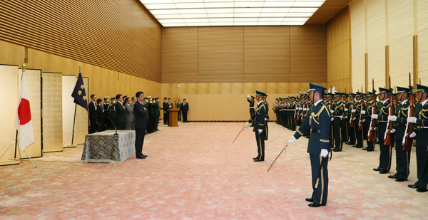 安倍总理在总理大臣官邸举行了授予特别仪仗队特别奖状的表彰仪式。