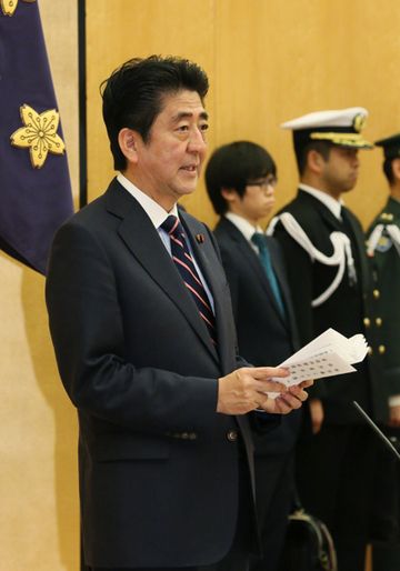 安倍总理在总理大臣官邸举行了授予特别仪仗队特别奖状的表彰仪式。
