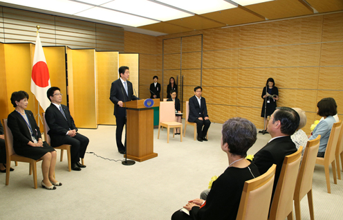 安倍总理出席了在总理大臣官邸举行的建设男女共同参与社会相关表彰仪式。