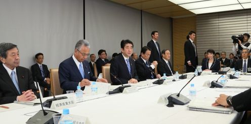 安倍总理在总理大臣官邸召开了2016年第1次经济财政咨询会议。
