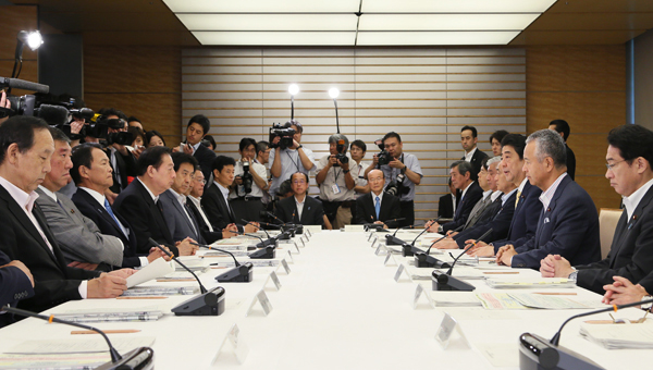 安倍总理在总理大臣官邸召开了第9次健康与医疗战略推进本部会议。