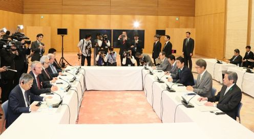 安倍总理在总理大臣官邸召开了第6次国际金融经济分析会议。