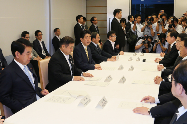 安倍总理在总理大臣官邸出席了为重新讨论新国立竞技场建设计划召开的第1次相关阁僚会议。