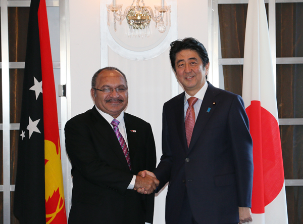 安倍总理在东京都内举行了与巴布亚新几内亚总理彼得・奥尼尔的午餐会。