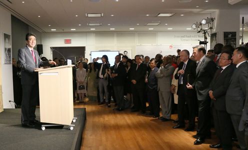 安倍总理访问了美利坚合众国的纽约。
