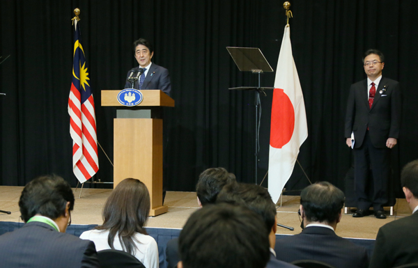 安倍总理为了出席东盟(ASEAN)相关首脑会议继续访问了马来西亚的吉隆坡。