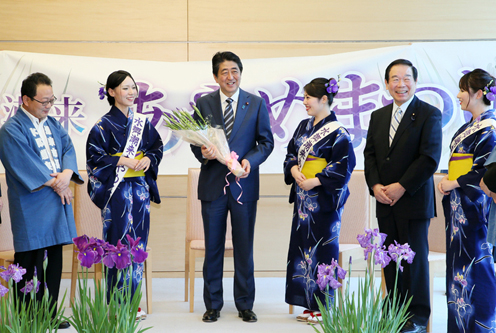 安倍总理在总理大臣官邸接受了菖蒲姑娘等的拜访。