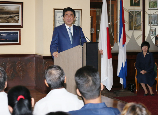 安倍总理访问了古巴共和国的哈瓦那。