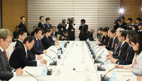 安倍总理在总理大臣官邸召开了第8次“工作方式改革实现会议”。