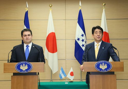 安倍总理在总理大臣官邸与洪都拉斯共和国总统胡安·奥兰多·埃尔南德斯·阿尔瓦拉多举行了首脑会谈等。