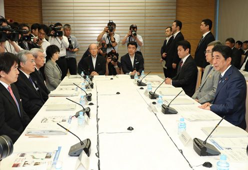 安倍总理在总理大臣官邸召开了第30次国家战略特别区域咨询会议。