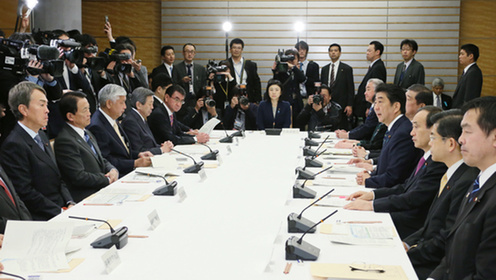 安倍总理在总理大臣官邸召开了第9次城市・居民・工作创生本部会议。