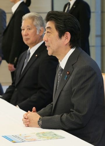 安倍总理在总理大臣官邸会见了日本劳动组合总联合会会长神津里季生等。