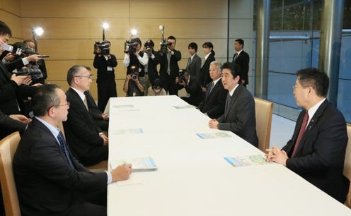 安倍总理在总理大臣官邸会见了日本劳动组合总联合会会长神津里季生等。