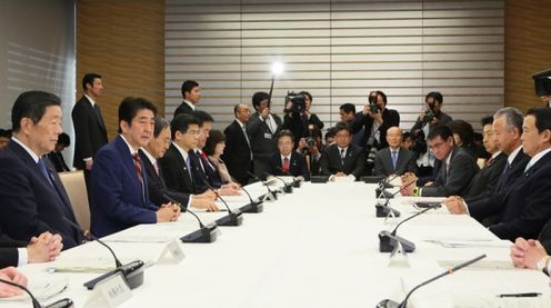 安倍总理在总理大臣官邸召开了第18次农林水产业与地域活力创造本部会议。