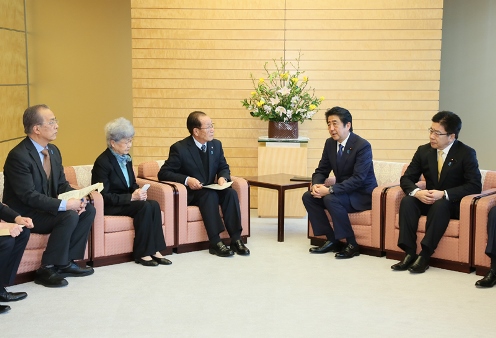 安倍总理在总理大臣官邸与被北朝鲜绑架受害者家属见了面。