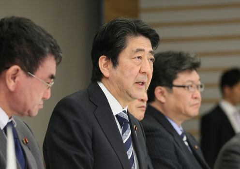 安倍总理在总理大臣官邸出席了“2016年震源在熊本县熊本地区的地震紧急灾害对策本部会议”（第13次）。