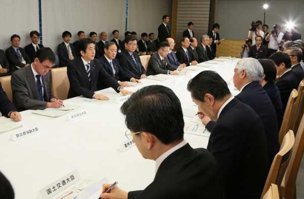 安倍总理在总理大臣官邸出席了“2016年震源在熊本县熊本地区的地震紧急灾害对策本部会议”（第13次）。