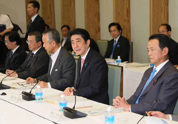 安倍总理在总理大臣官邸召开了第22次产业竞争力会议。
