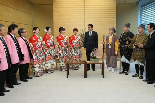 安倍总理在总理大臣官邸接受了水户市的梅花大使等的拜访。